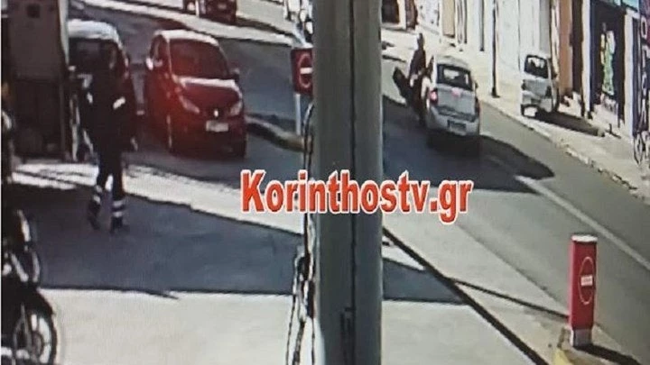 Τροχαίο-σοκ στην Κόρινθο – Οδηγός μηχανής «σφηνώθηκε» κάτω από αυτοκίνητο – Βίντεο